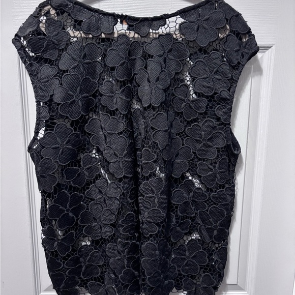 Floral cut out sleeveless top - Picture 2 of 4
